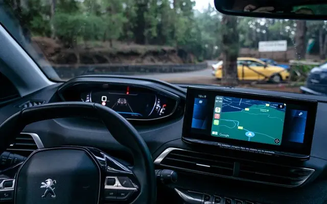 Peugeot 308 d'occasion : coffre, autonomie et vie à bord